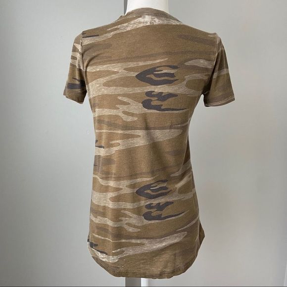 Zoe + Liv | Basic Pocket Camo Short Sleeve Tee, Small Small - Picture 7 of 10
